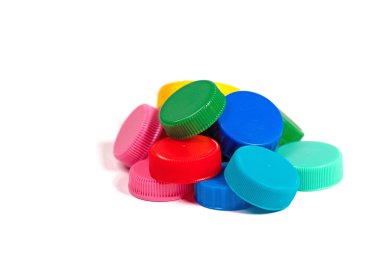 Beyaz arka planda renkli plastik vida kapakları