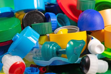 Plastikten yapılmış çeşitli vida kapakları ve kapakları geri dönüşüm için