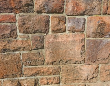 Yakın planda doğal bir taş duvar.