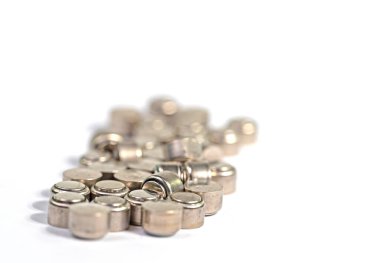 Beyaz arkaplana karşı bir sürü eski düğme hücresi