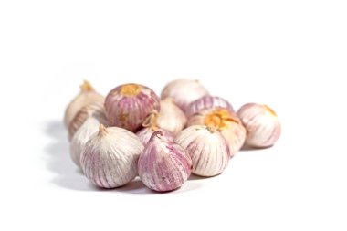 Beyaz arka planda tek sarımsak