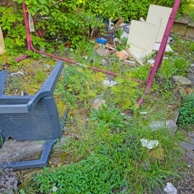 İhmal edilen bahçe, yasadışı atık imhası için kullanılır.