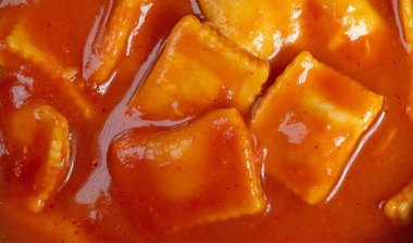 Domates soslu Ravioli, yakın plan.