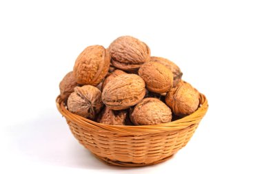 Sepette ceviz, beyaz arka planda.