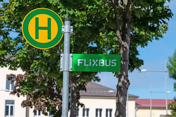 Flixbus, yakın plan otobüs durağı tabelası.