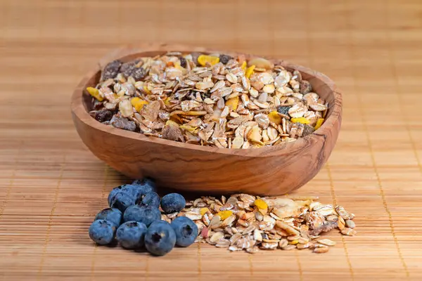 Tahta bir kasede meyveli müsli.