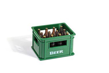 Beyaz arkaplan önünde bira sandığı