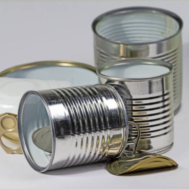 Yakın planda boş teneke kutular