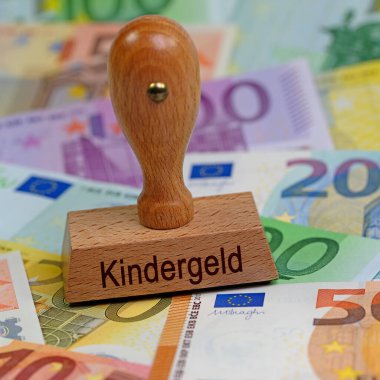 Çocuk Esirgeme Kurumu 'nun tercümesi Kindergeld imzalı tahta damga.