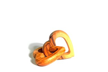 İki birbirine bağlı tahta kalp beyaz bir arkaplanda