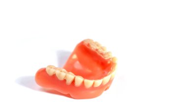 Takma dişler beyaz arkaplan karşısında