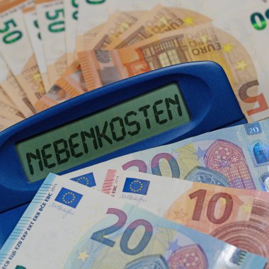 Ekranda metin servisi ücretleri olan hesap makinesi