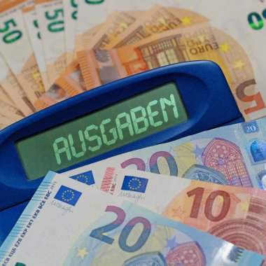 Ekranda metin Harcamaları olan hesap makinesi