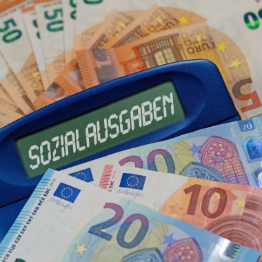 Ekranda sosyal harcamalar olan hesap makinesi