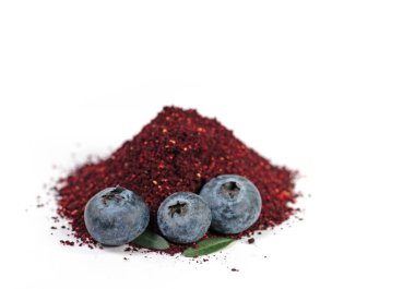 Beyaz arka planda yabanmersini tozu