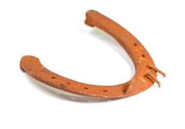 Beyaz arka plana karşı eski bir at nalı