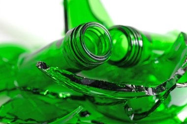 Beyaz arka planda yeşil cam kırıkları