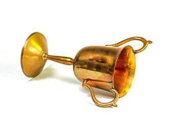 Beyaz arka planda pirinç kadehler