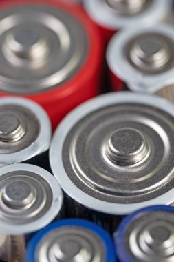 Yakın plan çekimde pil ve toplayıcılar