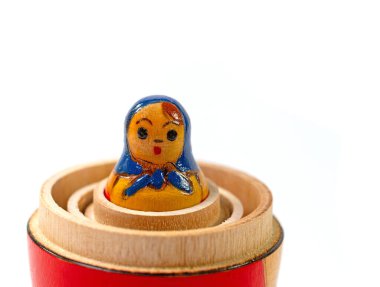 Beyaz arkaplan önünde Matryoshka