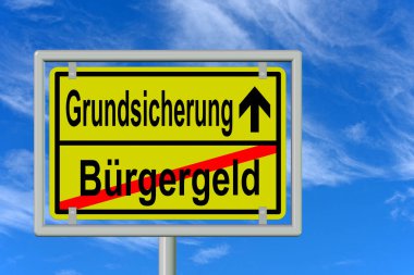 Şehir çıkış tabelasında Vatandaşın geliri ve temel güvenliği yazılı.