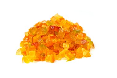 Beyaz arka planda şekerli portakal kabuğu