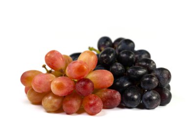 Beyaz arka plana karşı mavi ve beyaz üzümler