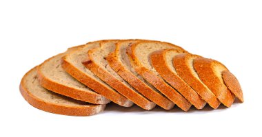 Beyaz arka planda kahverengi ekmek dilimleri