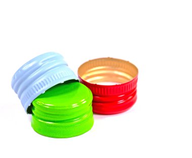 Beyaz arka planda eski alüminyum kapaklar var.