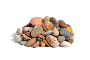 Beyaz arkaplana karşı renkli çakıl taşları