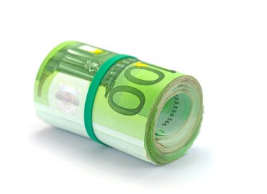 Beyaz bir arkaplan önünde yuvarlanan bir sürü yüz mark banknot.