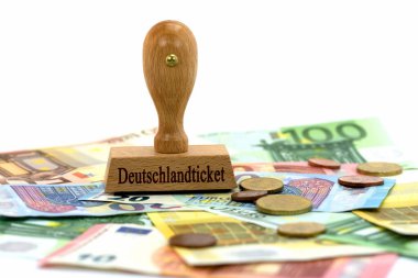 Deutschlandticket yazılı tahta pul, çeviri Almanya bileti 
