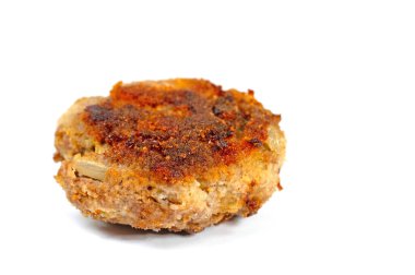 Beyaz arka planda kızarmış köfte.