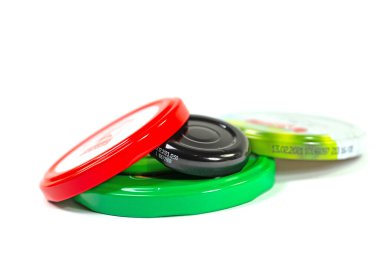 Konserve yiyeceklerin kapağını beyaz arkaplanla vidalayın