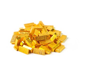 Beyaz arkaplana karşı birçok altın külçesi