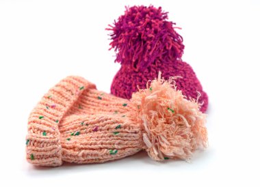 Beyaz arka plana karşı iki oyuncak şapka.