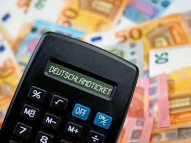 Ekranda Deutschlandticket sözcüğüyle hesap makinesi  