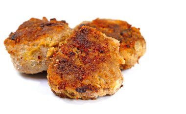 Kızarmış köfteler beyaz arka planda