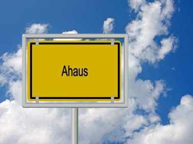 Beyaz arka planda kasaba tabelası.