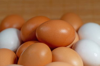 Bir sürü kahverengi ve beyaz tavuk yumurtası.