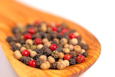 Tahta kaşıkta renkli biberler.