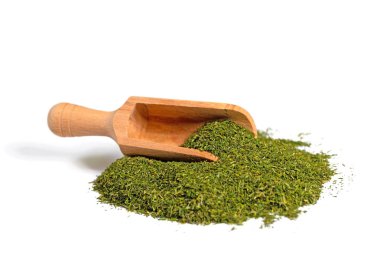 Baharat kepçesinde kurutulmuş, rendelenmiş dereotu.