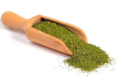 Baharat kepçesinde kurutulmuş, rendelenmiş dereotu.