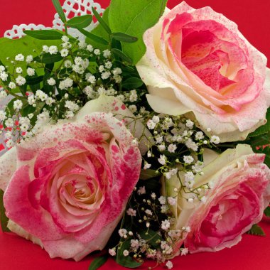 Bir buket çiçek yakın planda.