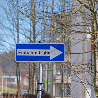 Tek yönlü yol, yakın çekim trafik tabelası.