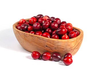 Yaban mersini, aşı makrokarponu, ahşap bir kasede.