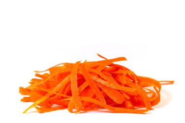 Beyaz arkaplana karşı havuç kabukları