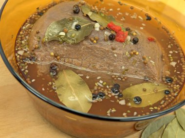 Cam bir kasede haşlanmış et.