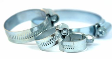 Beyaz arkaplana karşı hortum kıskaçları