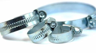 Beyaz arkaplana karşı hortum kıskaçları